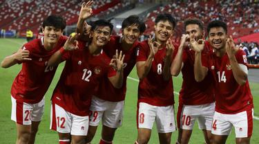 Gelandang Timnas Indonesia, Egy Maulana Vikri (kedua kanan) berselebrasi usai mencetak gol ke gawang Singapura pada leg kedua semifinal Piala AFF 2020 di National Stadium, Sabtu (25/12/2021). Laga dimenangkan Indonesia 4-2 lewat perpanjangan waktu 2 x 15 menit. (AP/Suhaimi Abdullah)