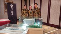 Jajaran petinggi perusahaan informasi teknologi NTT Data, divisi Global Data Centers dengan miniatur bangunan Pusat Data Jakarta 2 Annex (Foto.Liputan6.com/Fahmi Zaenal Mutakin)