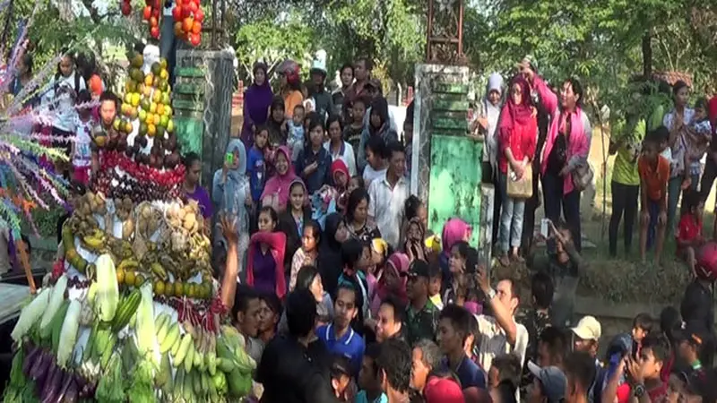 Tradisi Syawalan di Boja, Ratusan Warga Berebut Gunungan 