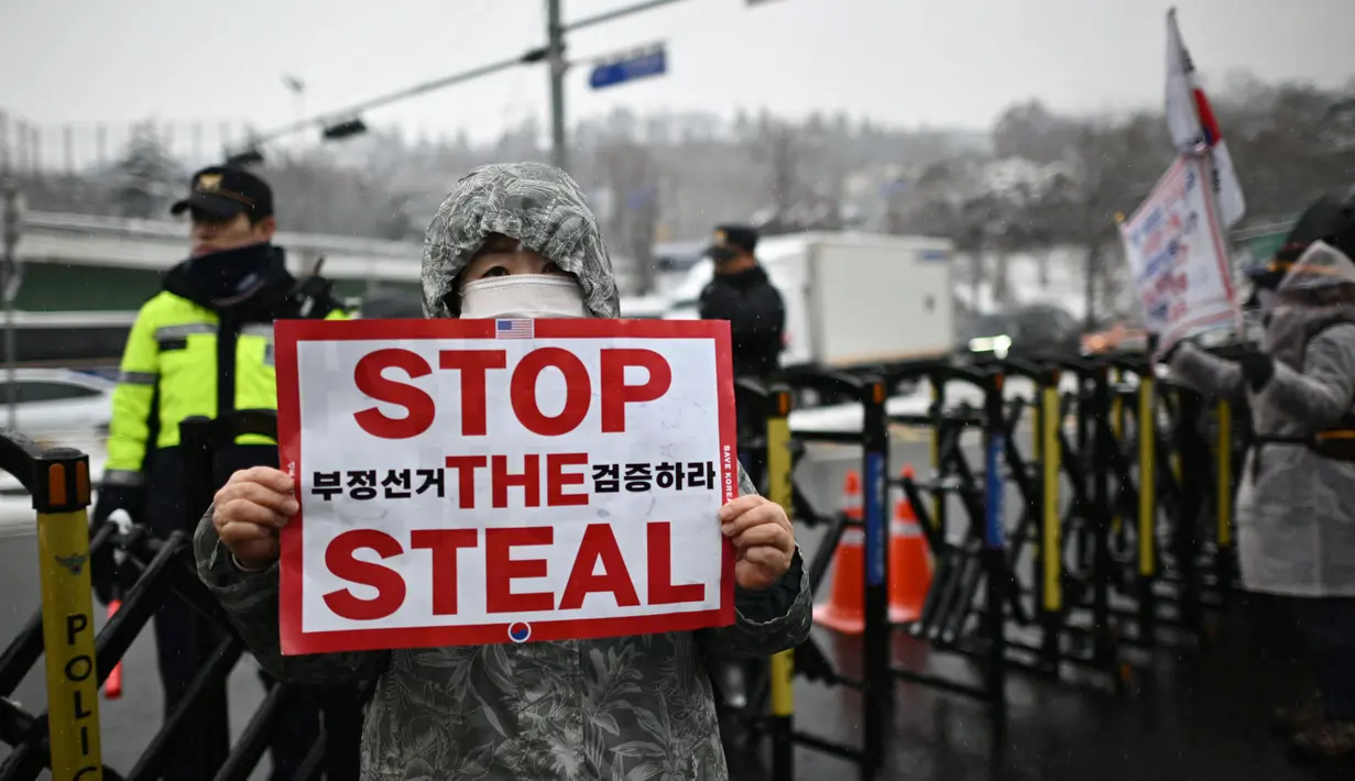 Selain itu, pengunjuk rasa pendukung Presiden Korea Selatan yang dimakzulkan, Yoon Suk Yeol, juga membawa tulisan "Hentikan Pencurian". (Philip FONG/AFP)
