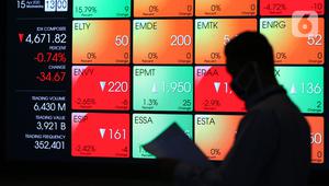 Pengunjung melintas di papan elektronik yang menampilkan pergerakan Indeks Harga Saham Gabungan (IHSG) di Bursa Efek Jakarta, Rabu (15/4/2020). Pergerakan IHSG berakhir turun tajam 1,71% atau 80,59 poin ke level 4.625,9 pada perdagangan hari ini. (Liputan6.com/Johan Tallo)