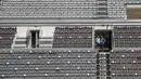 Orang-orang menonton pertandingan antara petenis Italia Jannik Sinner dan petenis Prancis Ugo Humbert pada turnamen tenis Italia Terbuka di Foro Italico, Roma, Selasa (10/5/2021). Pertandingan tersebut dimainkan tanpa penonto karena pembatasan COVID-19. (AP Photo/Alessandra Tarantino)