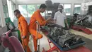 Siswa Penyandang disabilitas saat mengikuti pelatihan kerja otomotif di Balai Besar Rehabilitasi Vokasional Bina Daksa (BBRVBD) Kementerian Sosial, Cibinong, Bogor, Kamis (30/1). Pelatihan ini diberikan selama 5 bulan plus 1 bulan magang di berbagai perusahaan. (merdeka.com/Arie Basuki)