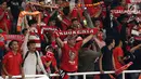 Suporter membentangkan syal saat merayakan kemenangan Timnas Indonesia U-19 atas Chinnese Taipei pada laga penyisihan Grup A Piala AFC U-19 2018 di Stadion GBK, Jakarta, Kamis (18/10). Indonesia unggul 3-1. (Liputan6.com/Helmi Fithriansyah)