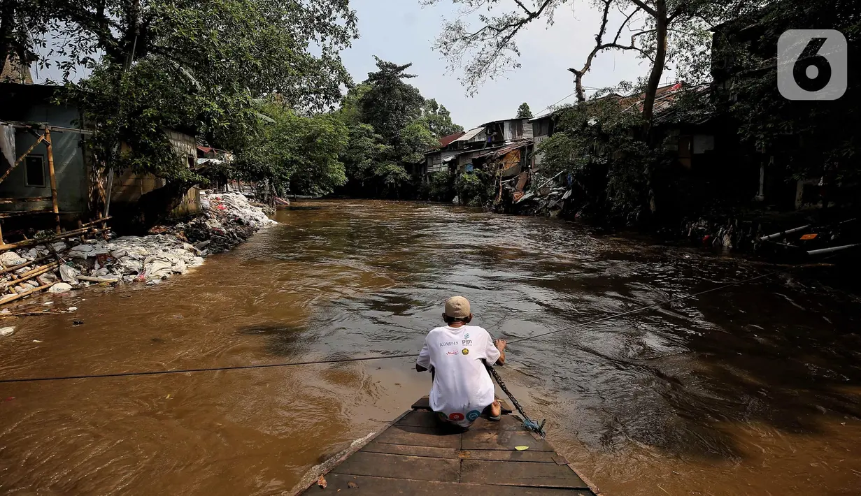 Keberadaan perahu penyeberangan atau eretan di kali Ciliwung, kawasan Manggarai, Jakarta seolah tidak tergerus zaman. (Liputan6.com/Angga Yuniar)