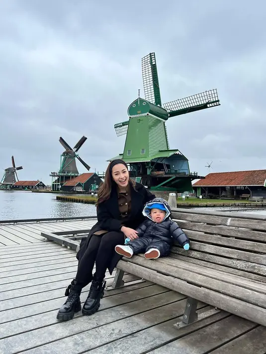 Sudah tumbuh semakin besar, sosok Baby Izz selalu mencuri perhatian dan semakin banyak memiliki penggemar di kalangan netizen. Semakin tampil menggemaskan, tidak sedikit yang selalu memuji penampilan Baby Izz. (Liputan6.com/IG/@nikitawillyofficial94)