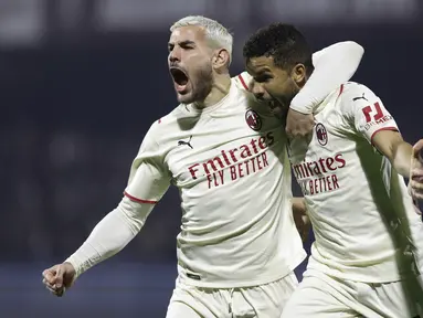 Penyerang AC Milan Junior Messias (kanan) berselebrasi dengan Theo Hernandez setelah mencetak gol ke gawang Salernitana pada giornata ke-26 Liga Italia di Stadion Arechi, Salerno, Minggu (20/2/2022) dini hari WIB. AC Milan harus puas bermain imbang 1-1. (Alessandro Garofalo/LaPresse via AP)