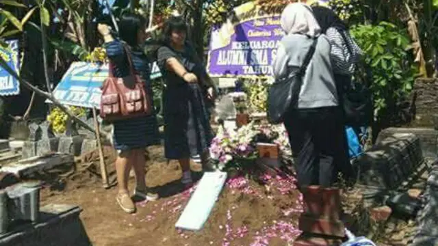 Suasana duka di pemakaman Wiwit yang diposting salah satu akun facebook (Liputan6.com / Nefri Inge)
