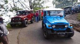 Sejumlah mobil Toyota jeep turun membawa wisatawan menuju Gunung Bromo di Kecamatan Tosari, Pasuruan, Jawa Timur, Sabtu (4/11). Mobil berkapasitas mesin 3800 cc membawa wisatawan keliling TN Bromo. (Liputan6.com/Fery Pradolo)