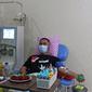 Penyintas COVID-19 mendonorkan plasma konvalesennya di PMI Bekasi, Jawa Barat, Kamis (11/2/2021). Pemerintah setempat membuka layanan donasi plasma konvalesen untuk membantu kesembuhan pasien yang masih terpapar COVID-19. (Liputan6.com/Herman Zakharia)