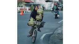 Ketika ibu-ibu mulai bekerja, ketangguhannya enggak usah diragukan. (Source: instagram.com/@irgirey)