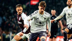 Gelandang Manchester United, Jack Fletcher (tengah), saat laga debutnya bersama MU utama melawan Aston Villa di Villa Park, Minggu (21-12-2025). (Dok. manutd.com)