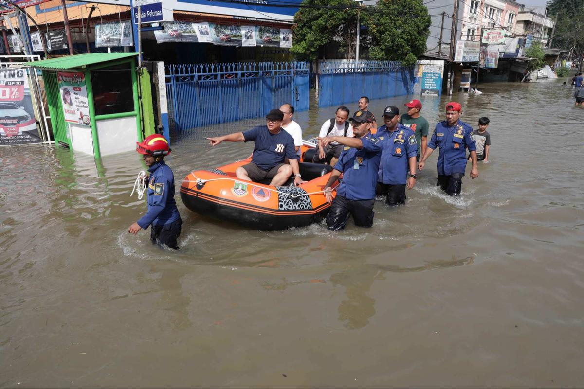 Kondisi akses Jakarta-Tangerang terputus akibat luapan Kali Angke