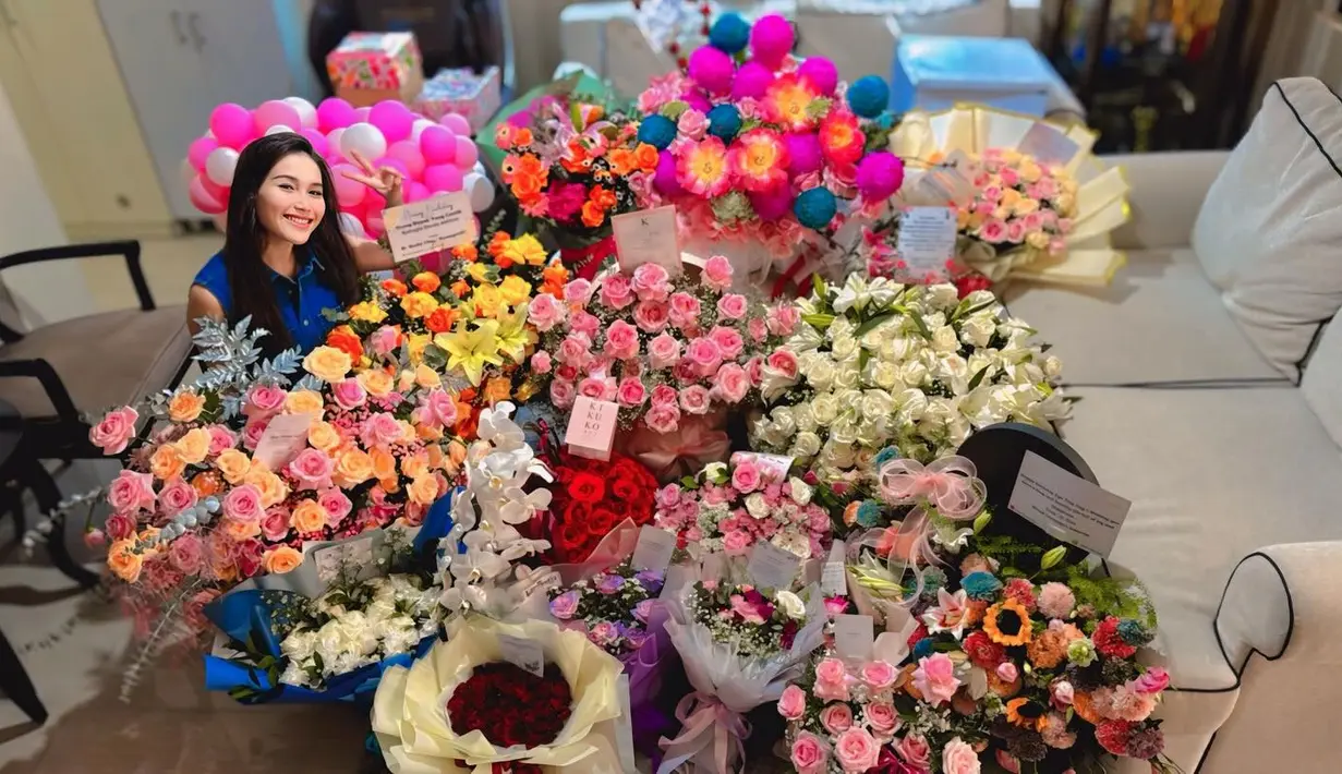 Ayu Ting Ting berfoto dengan bunga-bunga yang memenuhi ruangan di rumahnya. Dia mendapat banyak kiriman bunga dari fans. (Foto: Instagram/ ayutingting92)
