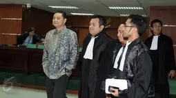 Direktur Utama PT Bursa Berjangka Jakarta, Bihar Sakti Wibowo (kiri) saat memasuki ruang sidang terkait kasus penyuapan mantan Kepala Bappebti Syahrul Raja Sempurnajaya di Pengadilan Tipikor Jakarta, Rabu (3/6/2015). (Liputan6.com/Helmi Afandi)