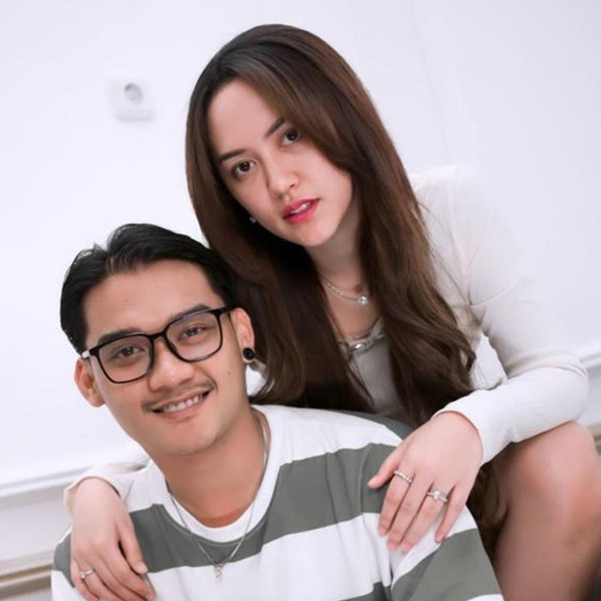 8 Potret Romantis Happy Asmara dan Gilga Sahid di Lagu ‘Manot' – Trending Nomor Satu di Youtube