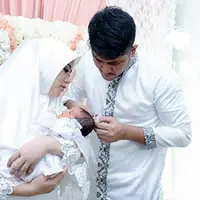 Pasangan selebriti Ryana Dea dan Puadin Redi baru saja menggelar aqiqah pada anak pertamanya. Acara berlangsung Minggu (3/12/2017) di kawasan Krangan Bekasi. (Instagram/ryana_dea)