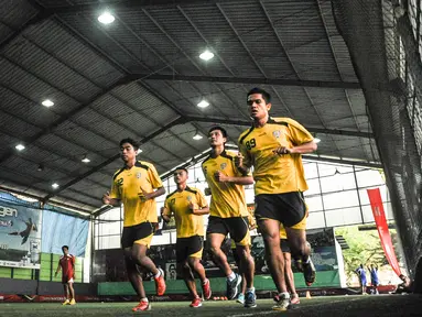 Sejumlah pemain Arema Cronus kembali menggelar latihan perdana pasca Piala Presiden 2015 di Lapangan Futsal Champion Tidar, Malang, Kamis (22/10/2015). (Bola.com/Kevin Setiawan)