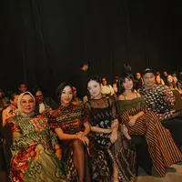 Intip gaya busana para selebriti di show Studio 133 Biyan Spring/Summer 2026 (@nikitawillyofficial94)