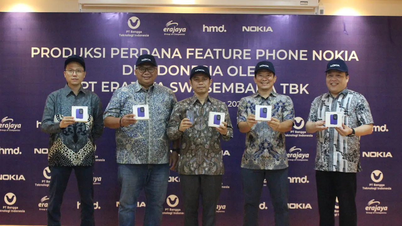 Erajaya Group memproduksi feature phone Nokia di Semarang, Indonesia. (Foto: Erajaya Group).