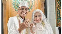 5 Momen Pernikahan Bek Persebaya Rachmat Irianto dan Siti Qonita, Khidmat (sumber: Instagram.com/officialpersebaya)