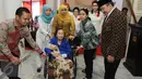 Menteri Sosial Khofifah Indar Parawansa tiba menghadiri peresmian 1000 cap tangan wanita pejuang 45 di gedung Joang, Jakarta, Jumat (15/12). 1000 cap telapak tangan tersebut dipamerkan untuk mengenang para wanita pejuang 45. (Liputan6.com/Helmi Afandi)