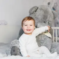 Bayi usia 8 bulan sedang melakukan pencapaian fisik dan perkembangan emosional. (Foto: Freepik)