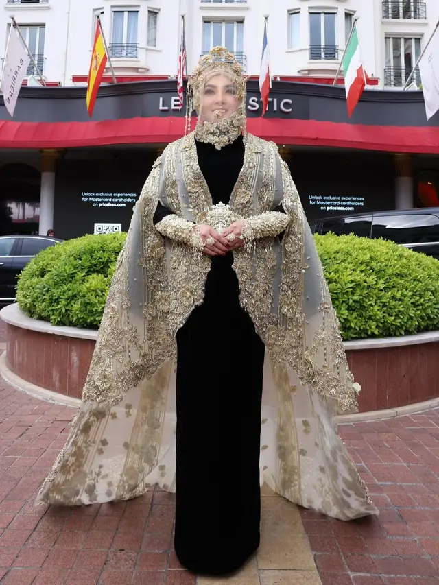 Menilik Detail Outer dan Veil Emas yang Dipakai Syahrini di Hari ke-2 Festival Film Cannes