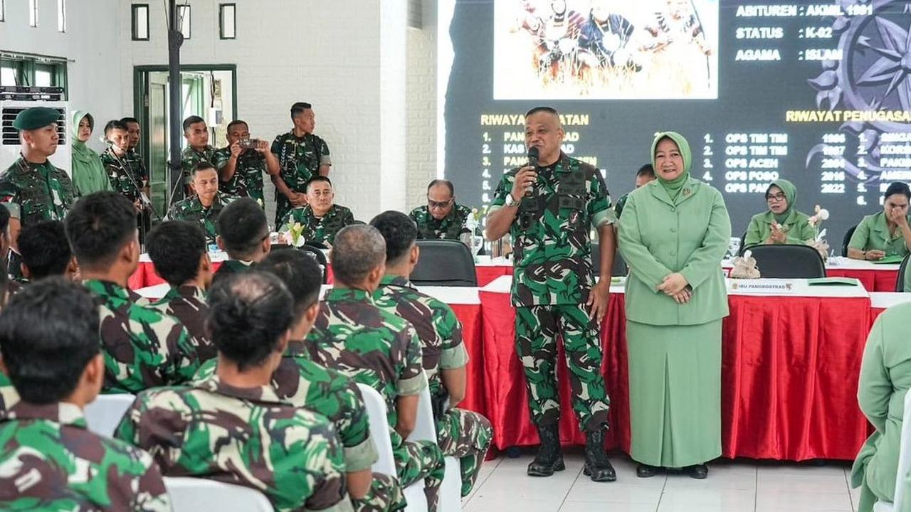 Sosok tersebut adalah Pangkostrad Letjen TNI Muhammad Saleh Mustafa.