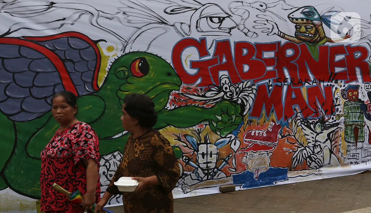 Warga berjalan di samping proyek revitalisasi Taman Ismail Marzuki (TIM) yang dipenuhi lukisan bentuk protes, Jakarta, Sabtu (29/2/2020). Kebijakan Pemprov DKI Jakarta merevitalisasi TIM dinilai cacat prosedural karena tidak pernah dibicarakan dengan seniman sebelumnya. (Liputan6.com/Johan Tallo)