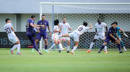 Javlon Guseynov sukses membobol gawang Borneo FC pada menit ketiga dan membuat Persita Tangerang unggul 1-0 dalam laga yang berlangsung di Indomilk Stadium, Tangerang, Banten. (Bola.com/Bagaskara Lazuardi)