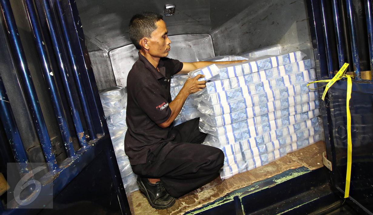 Petugas melakukan kegiatan operasional uang di Kantor Bank Indonesia, Jakarta, (6/6). Jumlah itu meningkat dibanding kebutuhan uang tunai pada 2015 sebesar Rp124 triliun karena jangka waktu liburan yang lebih panjang. (Liputan6.com/ Immanuel Antonius)