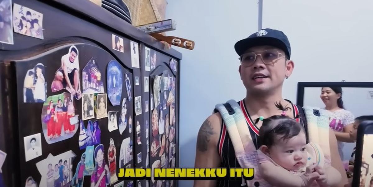 9 Potret Rumah Masa Kecil Denny Sumargo yang Jarang Tersorot, Tampak Sederhana di Gang Kecil - Ceritakan Silsilah Keluarga
