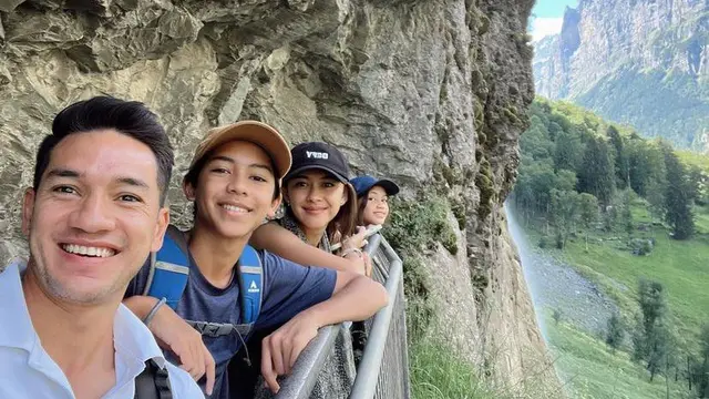 9 Potret Keluarga Nana Mirdad-Andrew White Liburan di Swiss, Kompak Bergaya Sporty Casual