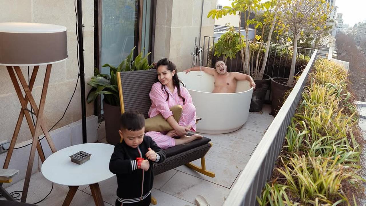 Potret Keanu Asik Berendam di Balkon Hotel Mewah Ditemani Nagita Slavina dan Rayyanza