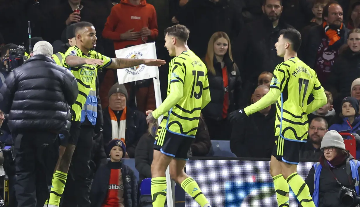 Selebrasi striker Arsenal, Gabriel Jesus (kiri) setelah mencetak gol kedua ke gawang Luton Town pada laga lanjutan pekan ke-15 Liga Inggris 2023/2024 di Kenilworth Road, Luton, Rabu (6/12/2023) dini hari WIB. (AP Photo/Ian Walton)
