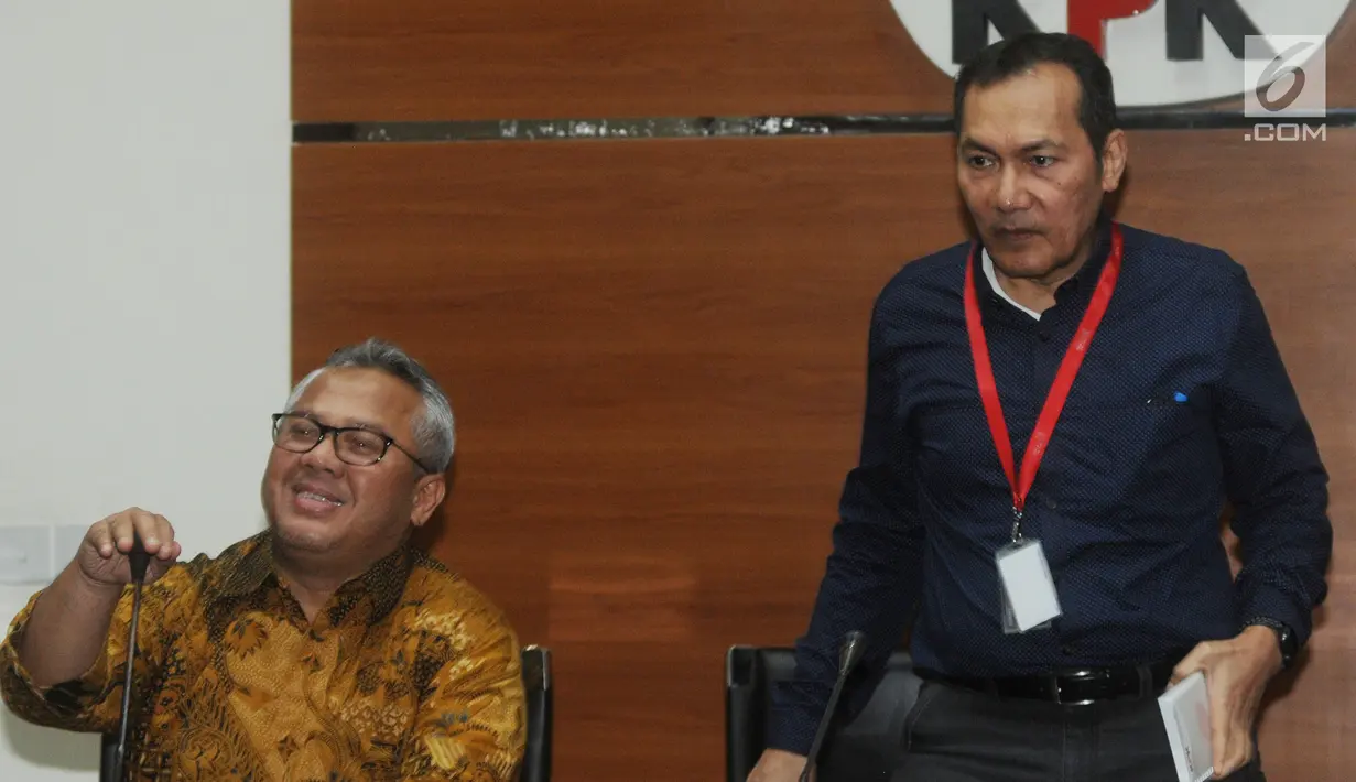 Ketua KPU Arief Budiman (kiri) dan Wakil Ketua KPK Saut Situmorang (kanan) memberi keterangan terkait kerja sama LHKPN di Gedung KPK, Jakarta, Senin (8/4). KPU menegaskan para caleg harus menyerahkan laporan kekayaan mereka bila terpilih. (merdeka.com/Dwi Narwoko)