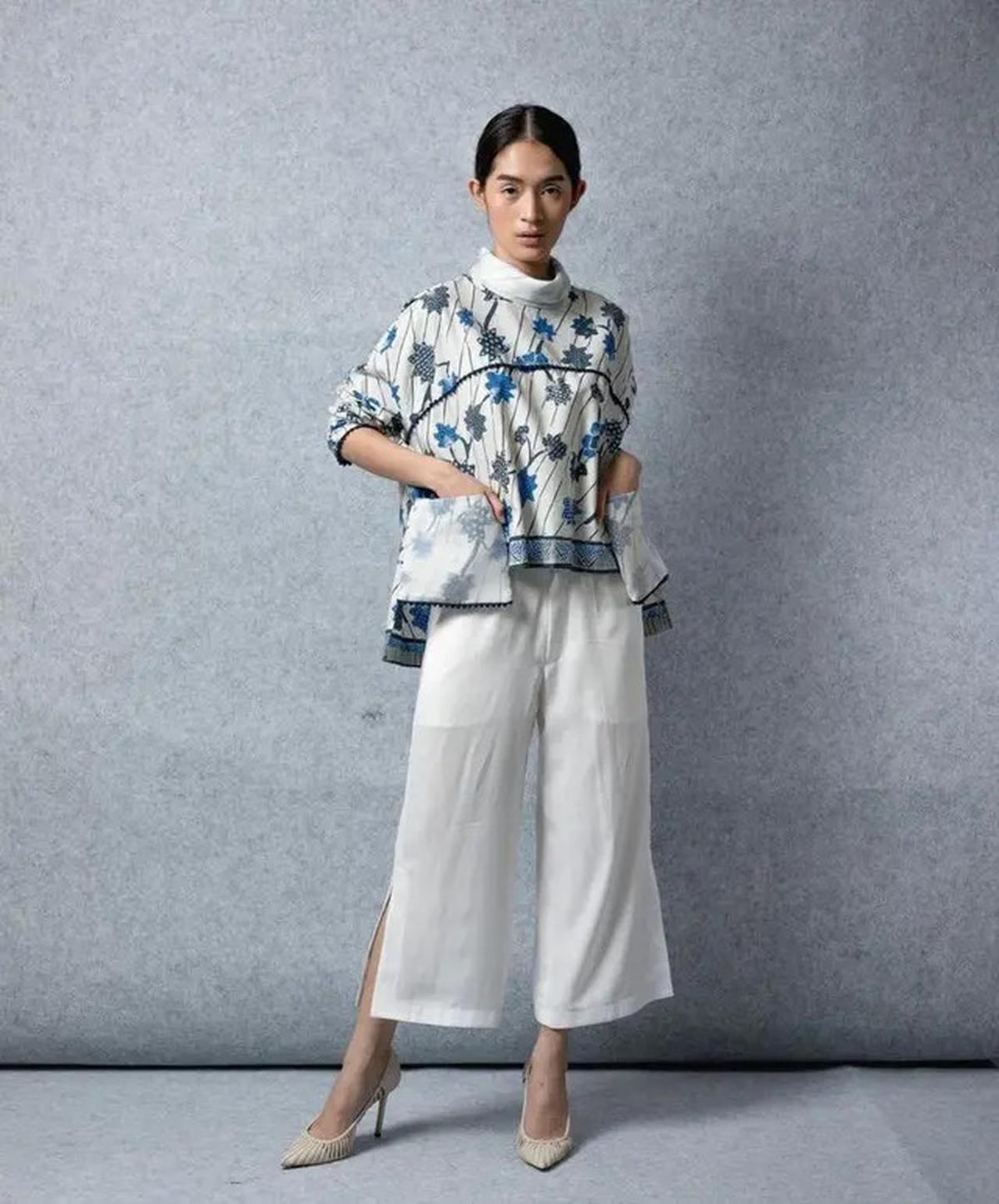 Model Baju Batik Atasan Wanita Kantor, Elegan dengan Nuansa Tradisional