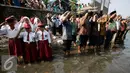 Peserta upacara memberikan hormat saat mengikuti upacara HUT RI ke 71 di Sungai Winongo, Yogyakarta, Rabu (17/8). Upacara berlangsung khidmat meskipun dilaksanakan di tengah aliran  sungai. (Liputan6.com/Boy Harjanto)