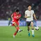 Gelandang Timnas Indonesia, Ricky Kambuaya, melepaskan tembakan disaksikan gelandang China, Cao Yongjing, dalam laga Kualifikasi Piala Dunia 2026 zona Asia di Stadion Utama Gelora Bung Karno (SUGBK), Jakarta, Kamis (5/6/2025). (Bola.com/Bagaskara Lazuardi)