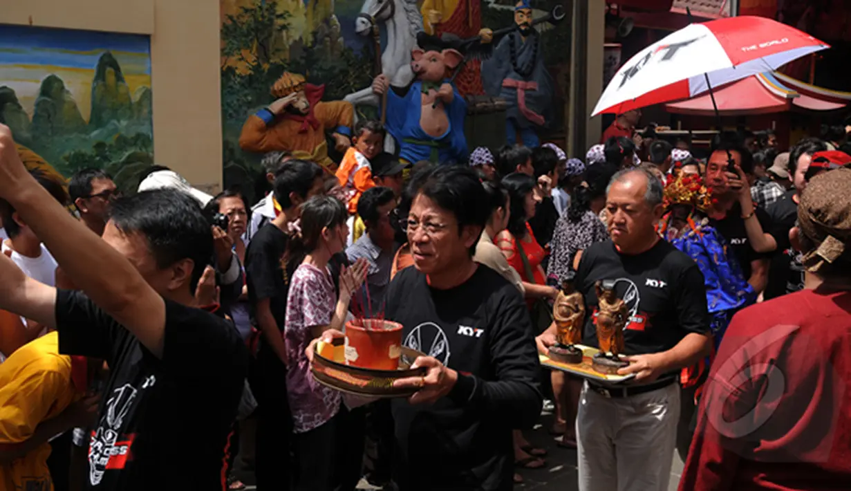 Beberapa warga keturunan Tionghoa mengangkat patung dewa jelang perayaan Cap Go Meh di Vihara Dhanagun, Bogor, Jawa Barat, Kamis (5/3/2015). Perayaan Cap Go Meh di Kota Bogor diiringi pesta rakyat. (Liputan6.com/Helmi Fithriansyah)