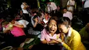 Rakyat Thailand berduka setelah diumumkannya Raja Thailand Bhumibol Adulyadej meninggal di RS Siriraj, Bangkok, Thailand, Kamis (13/10). (REUTERS / Chaiwat Subprasom)