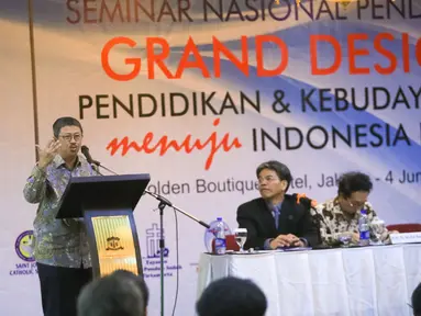 Kepala Dinas Pendidikan DKI Arie Budhiman saat memberikan sambutan Seminar Nasional Pendidikan di Jakarta, Kamis (4/6). Acara yang digagas BMPS ini, untuk mencari solusi persoalan pendidikan. (Liputan6.com/Faizal Fanani)