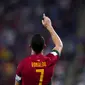 Penyerang Portugal Cristiano Ronaldo berselebrasi setelah mencetak gol dari titik penalti ke gawang Ghana pada duel grup H Piala Dunia 2022 di stadion 974, Kamis (24/11/2022). Ronaldo mencetak gol di Piala Dunia 2006, 2010, 2014, dan 2018. (AP Photo/Manu Fernandez)