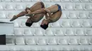 Pasangan atlet loncat indah, Andriyan (kanan) dan Adityo Restu Putra beraksi pada nomor menara synchro putra Kejurnas Akuatik 2026 di Stadion Akuatik Gelora Bung Karno, Senayan, Jakarta, Selasa (05/05/2026). (Bola.com/Bagaskara Lazuardi)