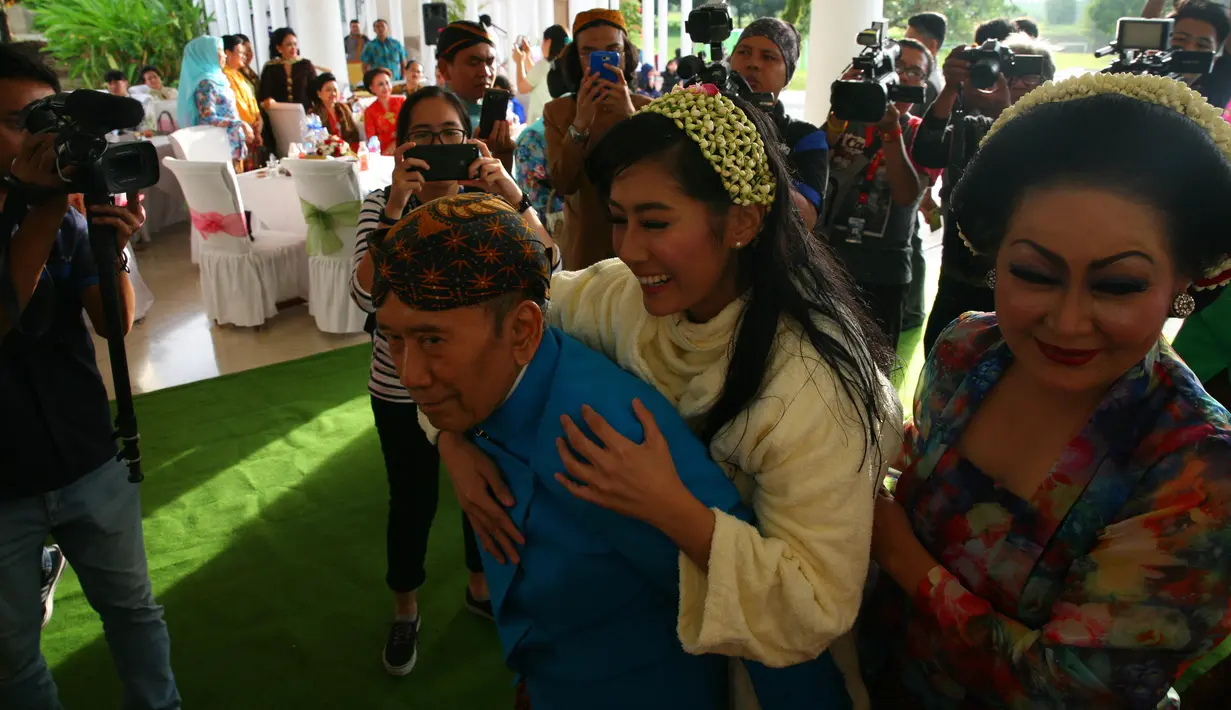 Setelah acara pengajian selesai dan dilanjutkan dengan mohon doa restu untuk nikah, Ardina Rasti mengikuti rangkaian acara selanjutnya. Calon istr Arie Dwi Andika itu menjalani prosesi siraman. (Nurwahyunan/Bintang.com)