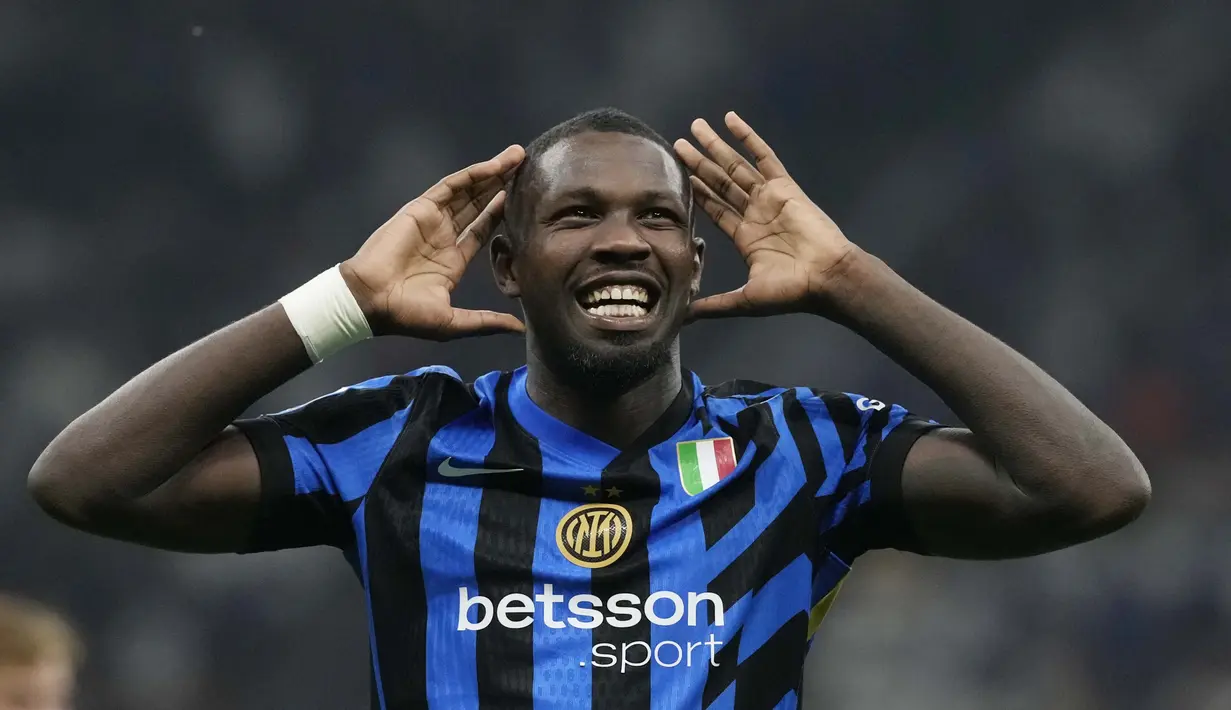 Pemain Inter Milan, Marcus Thuram, melakukan selebrasi setelah mencetak gol ke gawang Atalanta pada laga pekan ketiga Liga Italia di Stadion Giuseppe Meazza Sabtu (31/8/2024). (AP Photo/Luca Bruno)