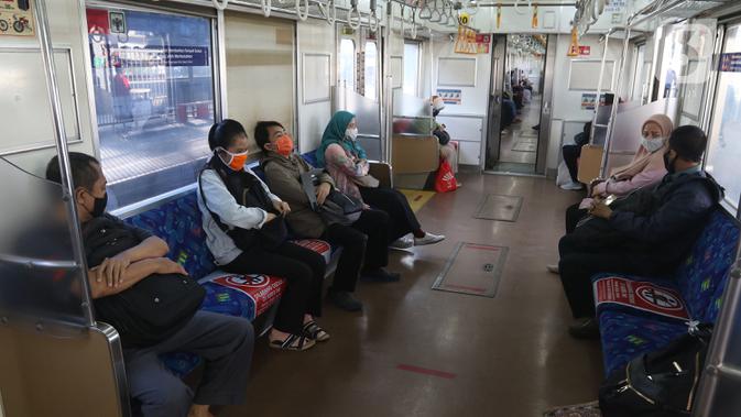 Sejumlah penumpang menggunakan masker di dalam gerbong KRL di Stasiun Bekasi, Selasa (5/5/2020). Pihak Stasiun Bekasi menerapkan jaga jarak antar penumpang, membatasi jumlah penumpang hingga 50% dan membatasi jam operasional dari pukul 06.00 hingga 18.00. (Liputan6.com/Herman Zakharia)