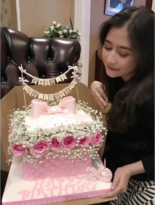 "Thanks a lot bundaaa @maiaestiantyreal dan ce @sunny_lemoesiek ! Love youu" tulisnya. Dalam album Prilly Latuconsina Sahabat Hidup ia menggandeng Maia Estianty sebagai produsernya. (Instagaram/prillylatuconsina96)