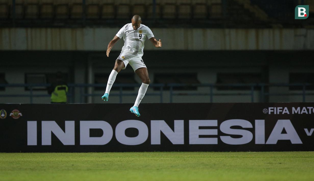 Timnas Indonesia ketinggalan cepat pada menit ke-7 setelah striker Curacao, Rangelo Maria Janga menaklukkan Nadeo Argawinata memanfaatkan bola rebound yang membentur tiang gawag hasil tembakan Michael Madionis Mateo Maria. (Bola.com/Bagaskara Lazuardi)